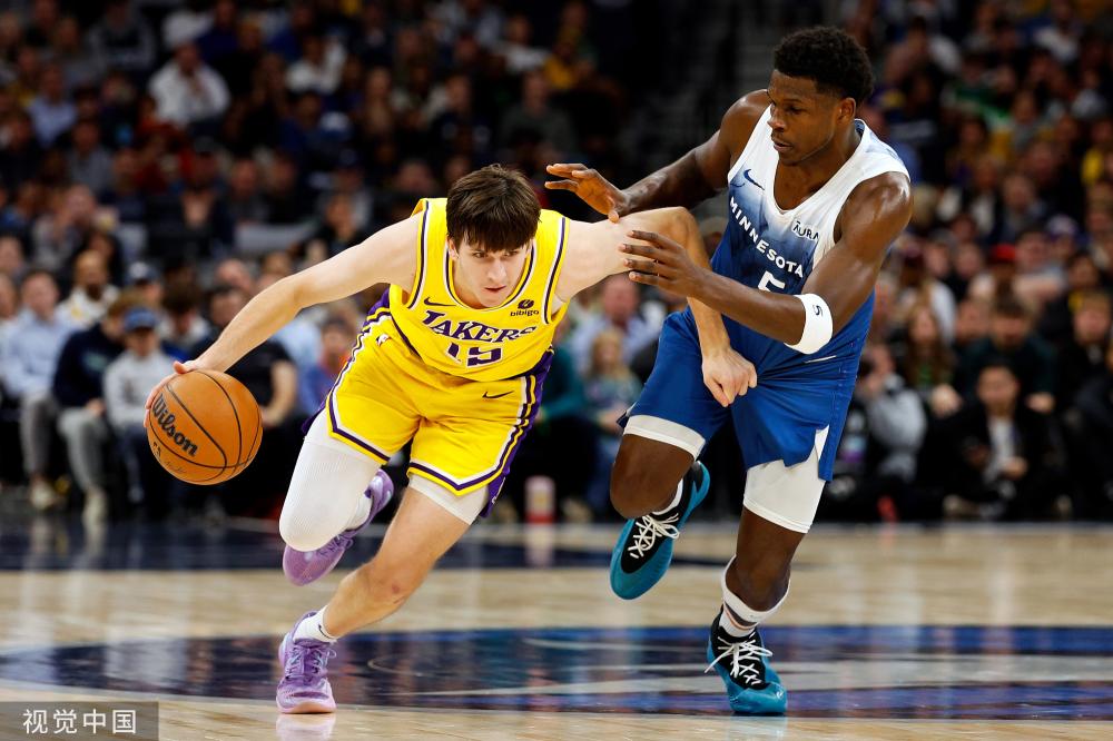 坚守与转变：职业拳击路上的邹市明和张志磊对比.